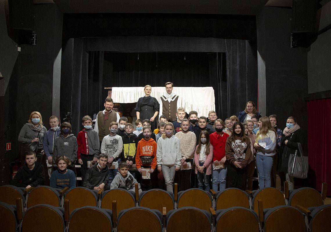 Uczniowie klasy 6 i 7 wraz z opiekunami i aktorami Teatru Lalki Tęcza w Słupsku grafika