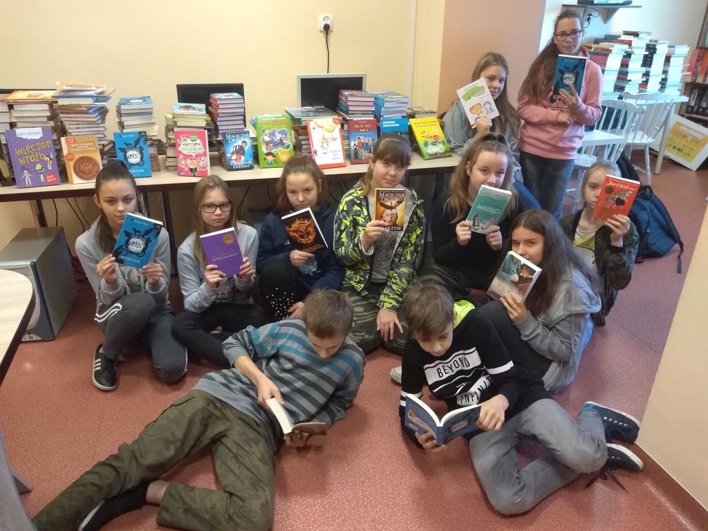 Grafika #0: Nowości w szkolnej bibliotece