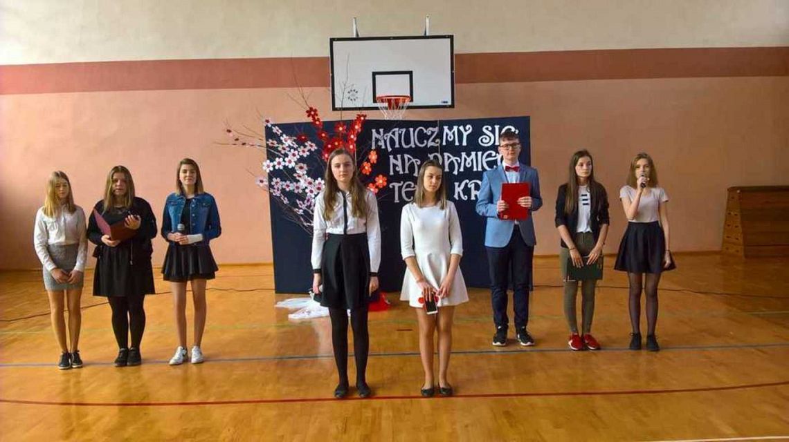 Grafika #0: Uroczysty apel z okazji Święta Flagi Rzeczypospolitej i 227 rocznicy uchwalenia Konstytucji 3 Maja.