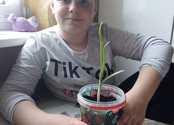 Uczennica z kwiatkiem