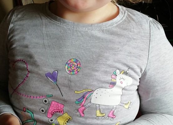 uczennica z kwiatkiem