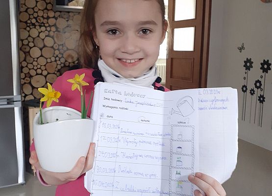 Uczennica z kwiatkiem