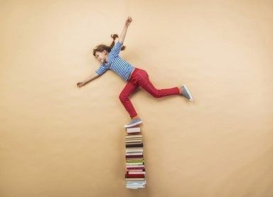 Uczeń stojący na książkach- plakat grafika