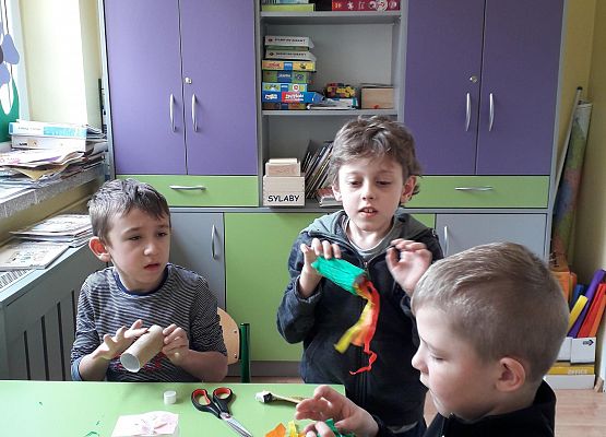 Uczniowie klasy 2 i 3 wykonują podczas zajęć plastycznych pomoce do ćwiczeń logopedycznych