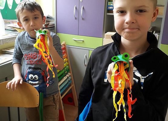 Uczniowie klasy 2 i 3 wykonują podczas zajęć plastycznych pomoce do ćwiczeń logopedycznych