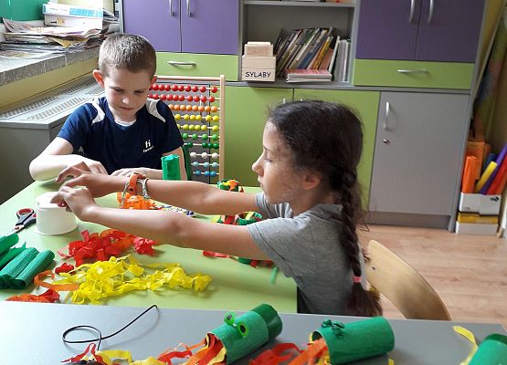 Uczniowie klasy 2 i 3 wykonują podczas zajęć plastycznych pomoce do ćwiczeń logopedycznych