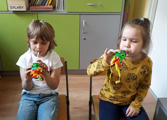 Uczniowie klasy 2 i 3 wykonują podczas zajęć plastycznych pomoce do ćwiczeń logopedycznych