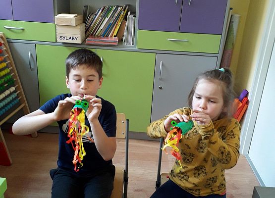 Uczniowie klasy 2 i 3 wykonują podczas zajęć plastycznych pomoce do ćwiczeń logopedycznych