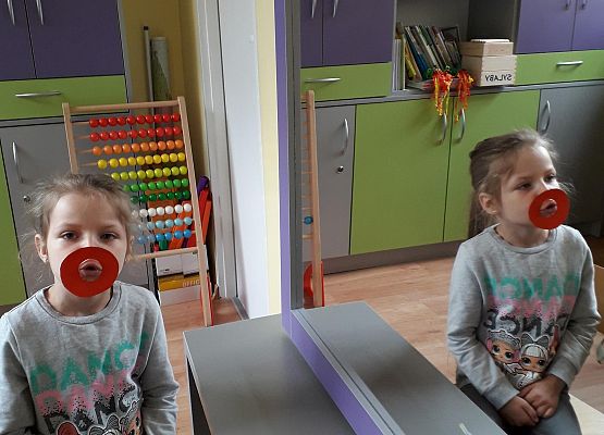 Uczniowie klasy 2 i 3 wykonują podczas zajęć plastycznych pomoce do ćwiczeń logopedycznych