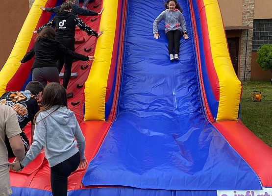 Wesołe zabawy na "dmuchańcu"