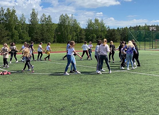 Uczniowie tańczą Belgijkę