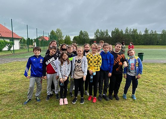 Zadowolone dzieci z klasy 5