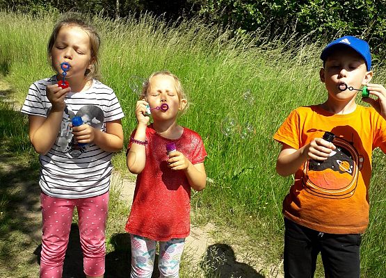 Dzieci podczas zajęć logopedycznych, które odbywały się w terenie 6