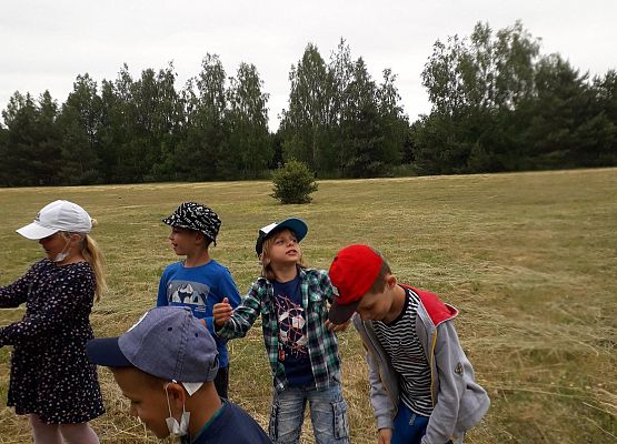 Dzieci podczas zajęć logopedycznych, które odbywały się w terenie 11