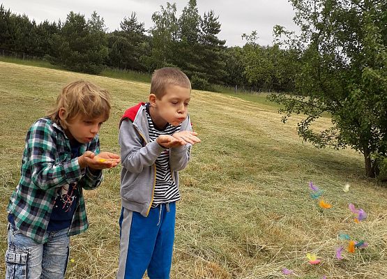 Dzieci podczas zajęć logopedycznych, które odbywały się w terenie 3