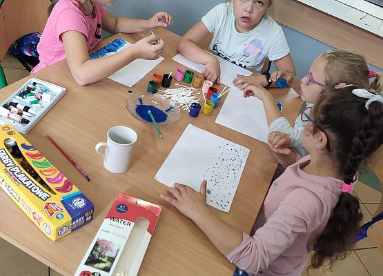 Uczennice klasy II wykonujące prace plastyczne.