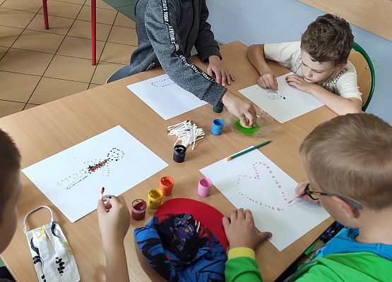 Uczniowie klasy II wykonują prace plastyczne.