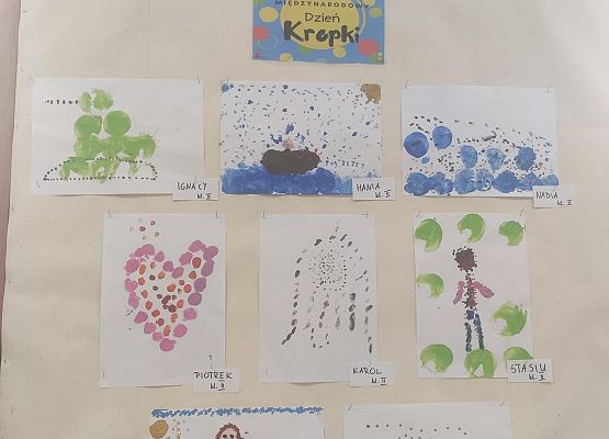 Gazetka z pracami uczniów.