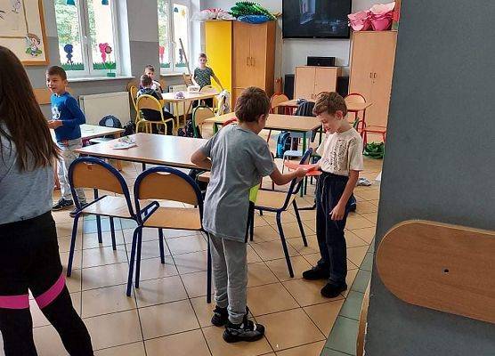 Dzieci w trakcie szukania swojej pary.