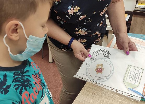 Uczeń otrzymuje certyfikat adopcji.