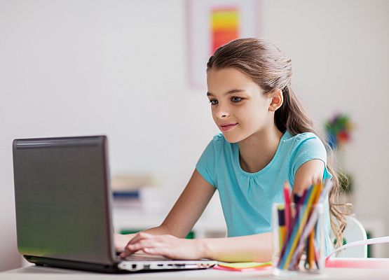 Dziecko z laptopem grafika