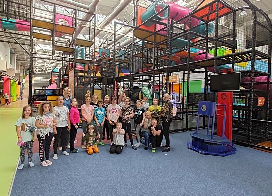 plac zabaw i uczniowie