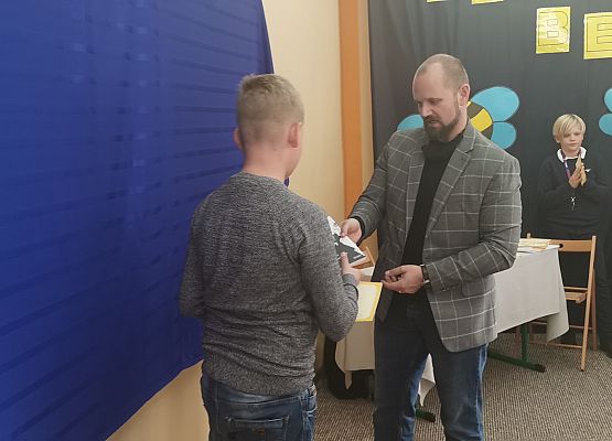 Piotr odbiera nagrodę