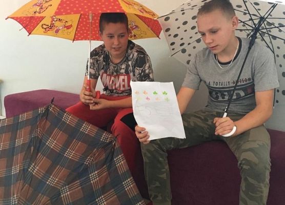 " Czytanie wierszy przeciwdeszczowych"