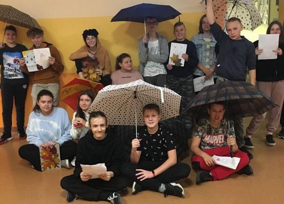 " Czytanie wierszy przeciwdeszczowych"