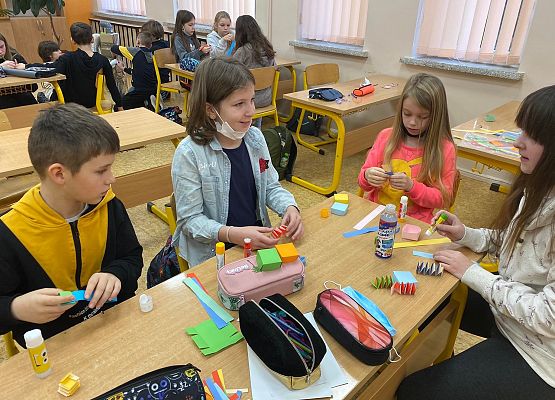 uczniowie tworzą roboty