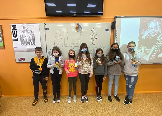 uczniowie i małe roboty