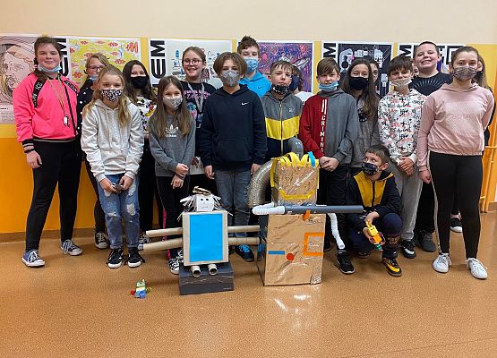 Uczniowie na tle wystawy o Stanisławie Lemie