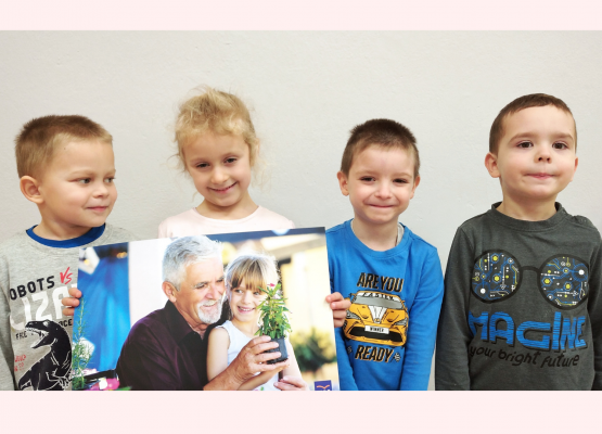 zdjęcie trzech przedszkolaków z plakatem