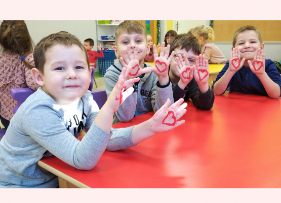 zdjęcie przedszkolaków z namalowanymi serduszkami na dłoniach