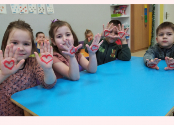 zdjęcie przedszkolaków z namalowanymi serduszkami na dłoniach