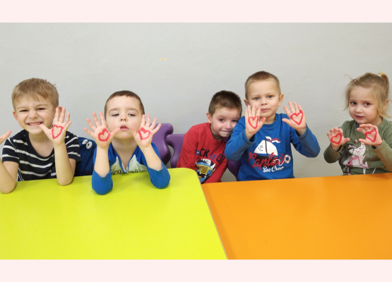 zdjęcie przedszkolaków z namalowanymi serduszkami na dłoniach