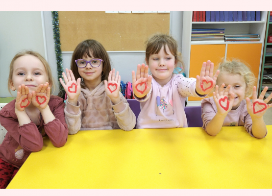zdjęcie przedszkolaków z namalowanymi serduszkami na dłoniach