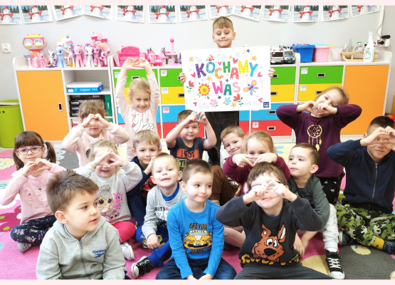 zdjęcie przedszkolaków z napisem - kochamy was