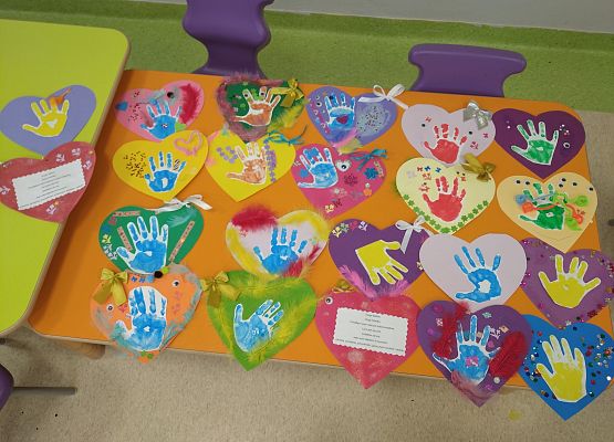 zdjęcie wykonanych laurek dla Babć i Dziadków przez przedszkolaków