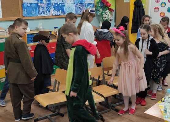 taniec z krzesełkami