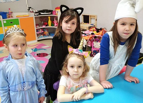 zdjęcie przedszkolaków w strojach karnawałowych