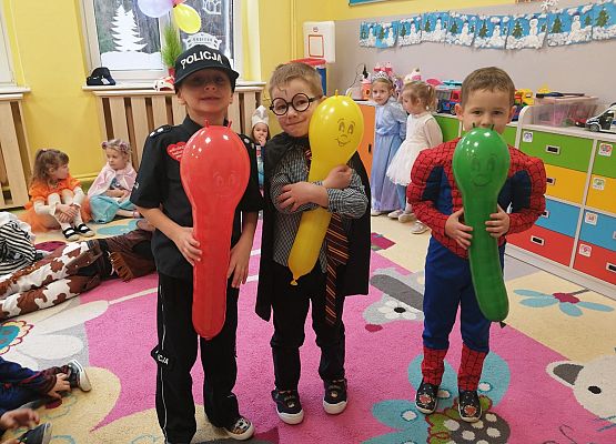 zdjęcie przedszkolaków w strojach karnawałowych