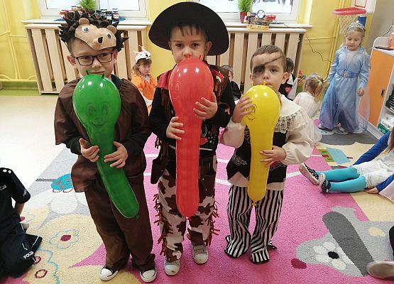 zdjęcie przedszkolaków w strojach karnawałowych