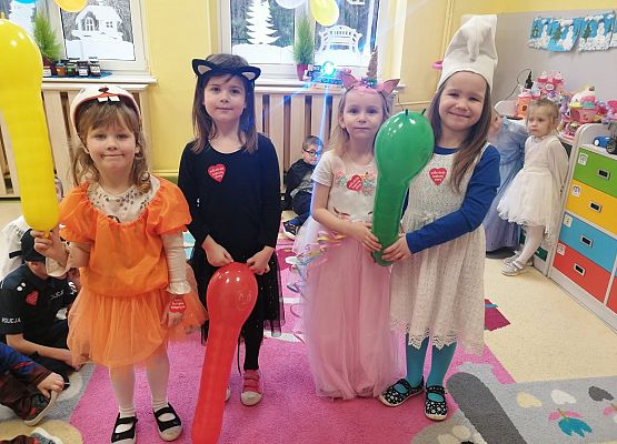 zdjęcie przedszkolaków w strojach karnawałowych