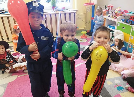 zdjęcie przedszkolaków w strojach karnawałowych