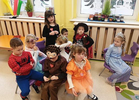 zdjęcie przedszkolaków w strojach karnawałowych