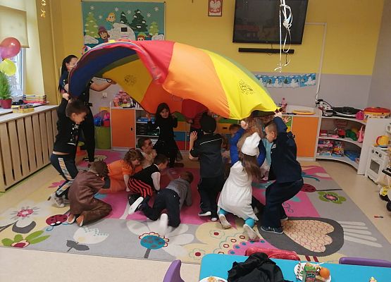 zabawa z chustą animacyjną