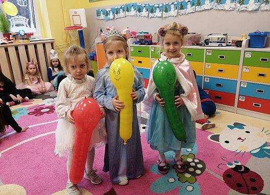zdjęcie przedszkolaków w strojach karnawałowych