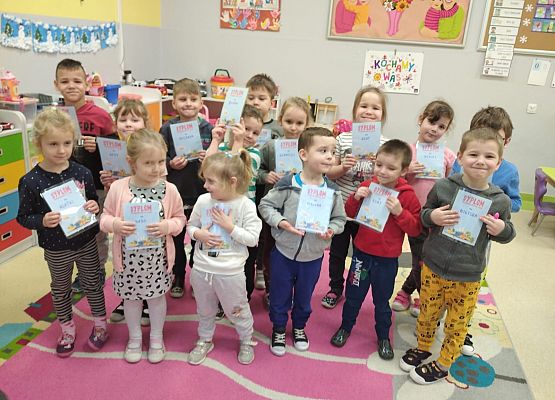 Zdjęcie przedszkolaków z dyplomami