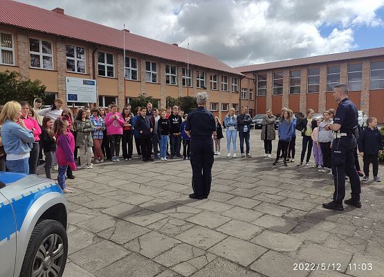 Grafika 7: Spotkanie z funkcjonariuszami policji